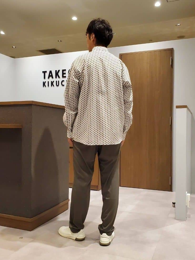 ishidaさんの「TAKEO KIKUCHI｜サイドゴアウエスト スリム スラックス」を使ったコーディネート