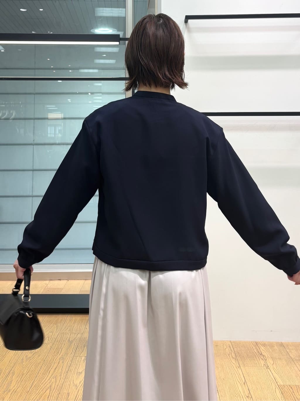 asamiさんの「INDIVI｜【ウール混ラメ素材】Vネック煌めきニット」を使ったコーディネート