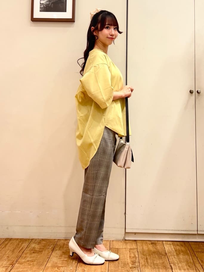 AIRIさんの「SHOO･LA･RUE｜【S-LL/洗濯後しわになりにくい】バックギャザーがアクセント スッキパーブラウス」を使ったコーディネート