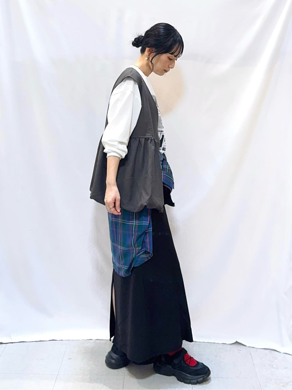 𝐇𝐢𝐫𝐨𝐦𝐢さんの「SHOO･LA･RUE｜【S-LL】美シルエット 裾バルーンシルエットジレ」を使ったコーディネート