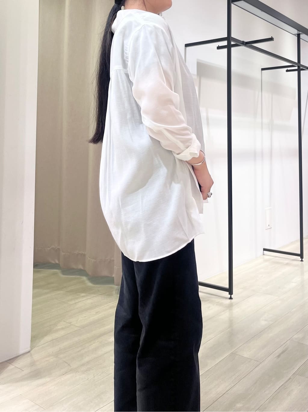 hasuさんの「INDIVI｜【体型カバー／清涼感】シアーオーバーシャツ」を使ったコーディネート