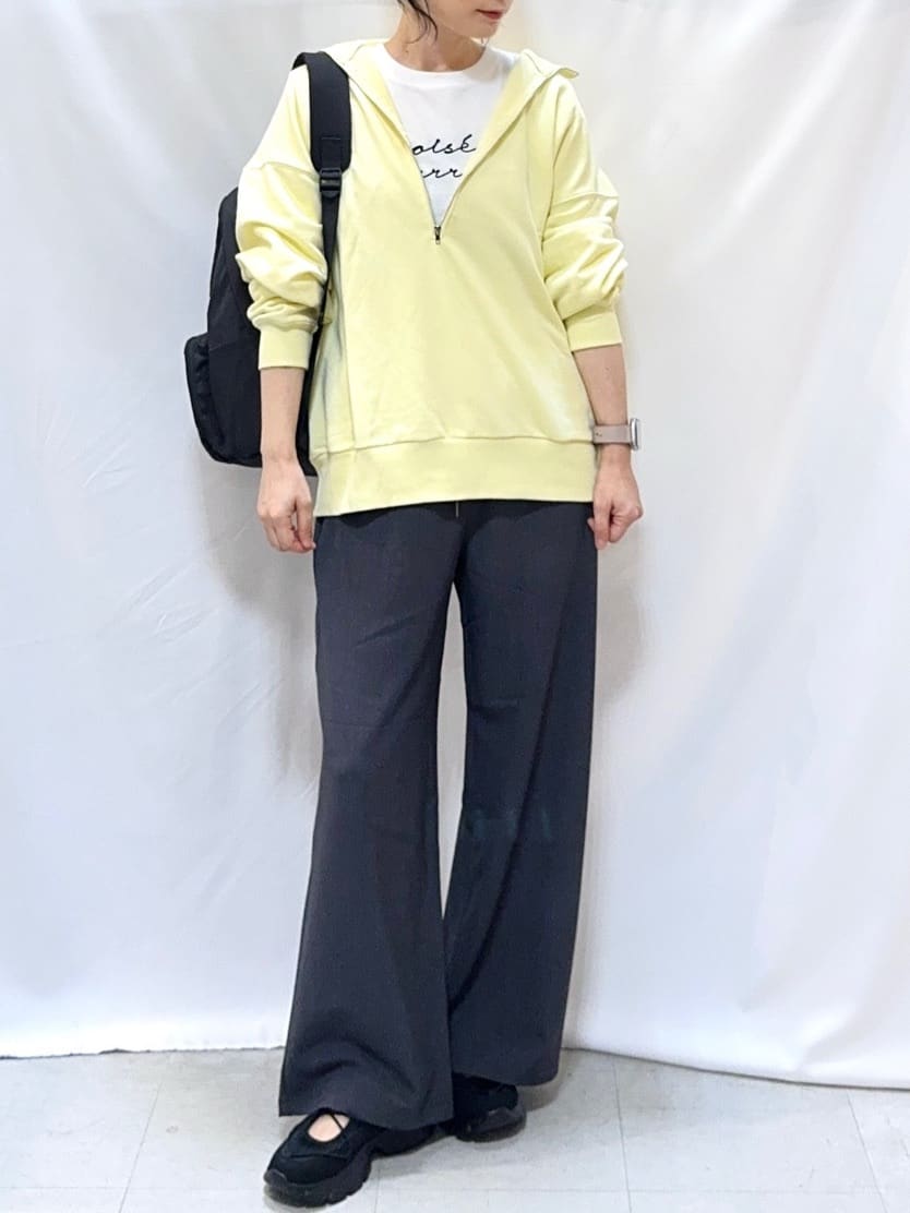 𝐇𝐢𝐫𝐨𝐦𝐢さんの「SHOO･LA･RUE｜8色の選べる楽しさ ハーフジップ オーバーサイズスウェット」を使ったコーディネート