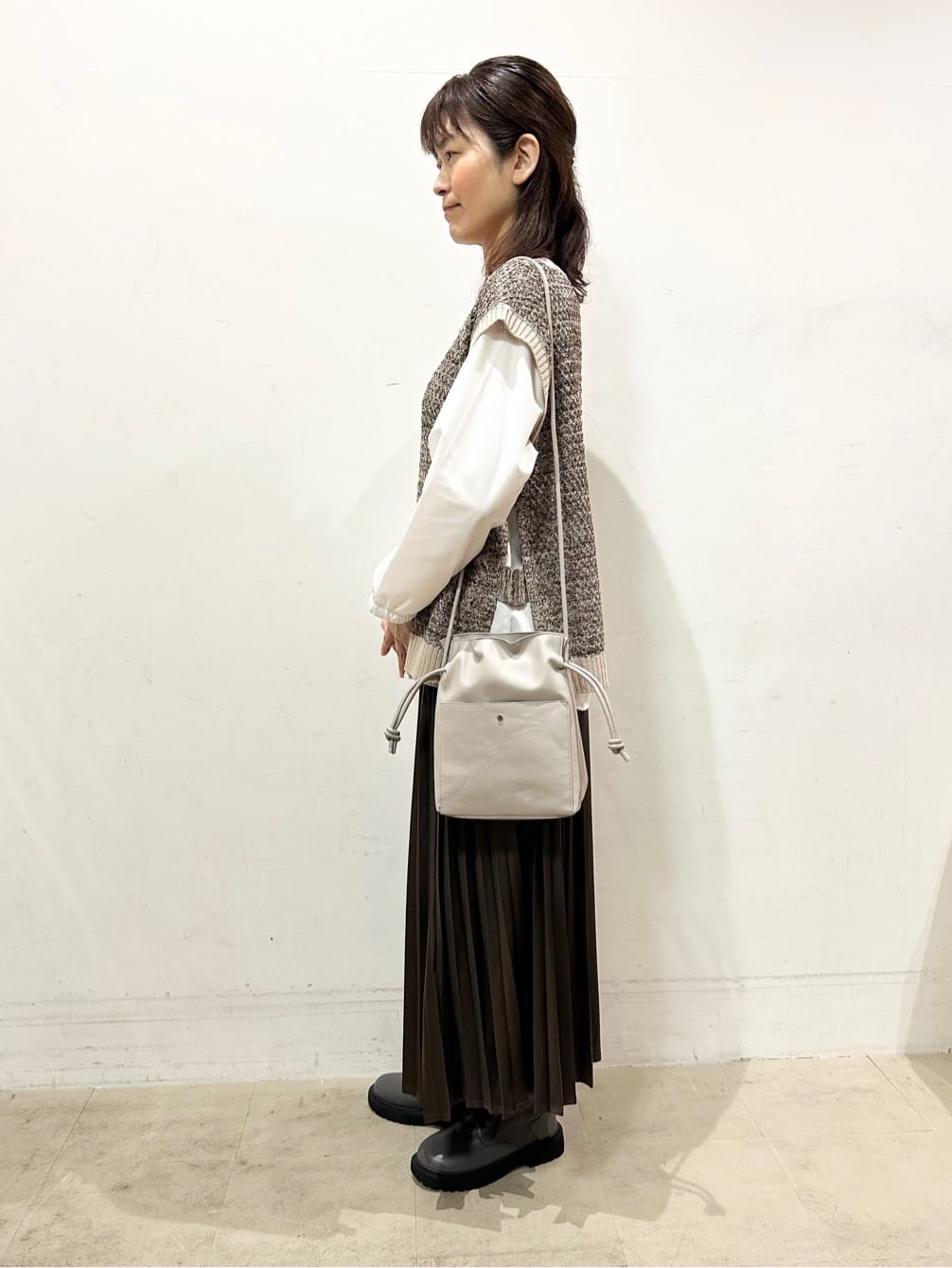 Mさんの「SHOO･LA･RUE｜【2点セット/S-LL】着回しいろいろ 編み柄ベスト&times;ブラウス」を使ったコーディネート