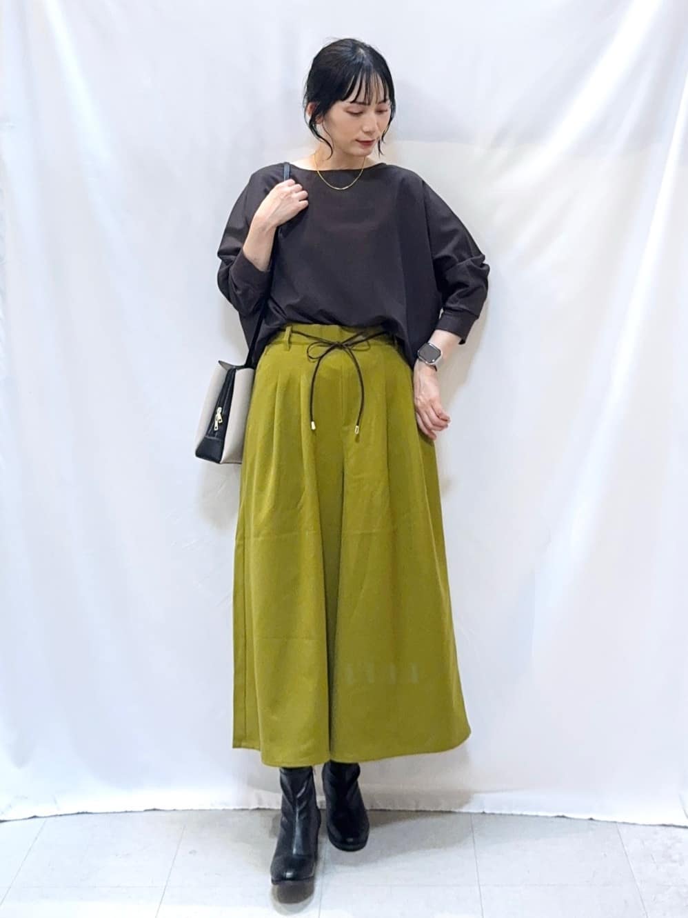 𝐇𝐢𝐫𝐨𝐦𝐢さんの「SHOO･LA･RUE｜【高レビュー/洗濯後しわになりにくい】1枚でサマ見え 8分袖ドルマンブラウス」を使ったコーディネート