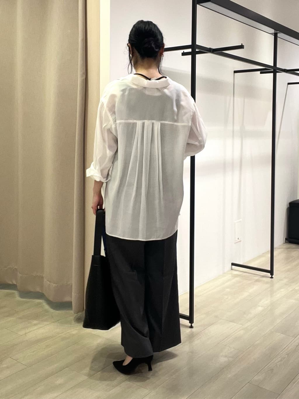 TOMOMIさんの「INDIVI｜【体型カバー／清涼感】シアーオーバーシャツ」を使ったコーディネート