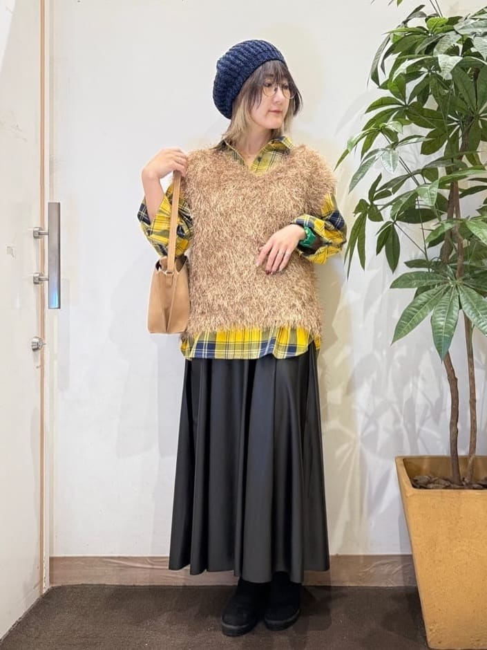 misakiさんの「SHOO･LA･RUE｜【2点セット/S-LL】大人のフェミニンカジュアルに ラメシャギーニットベスト+ロンT」を使ったコーディネート