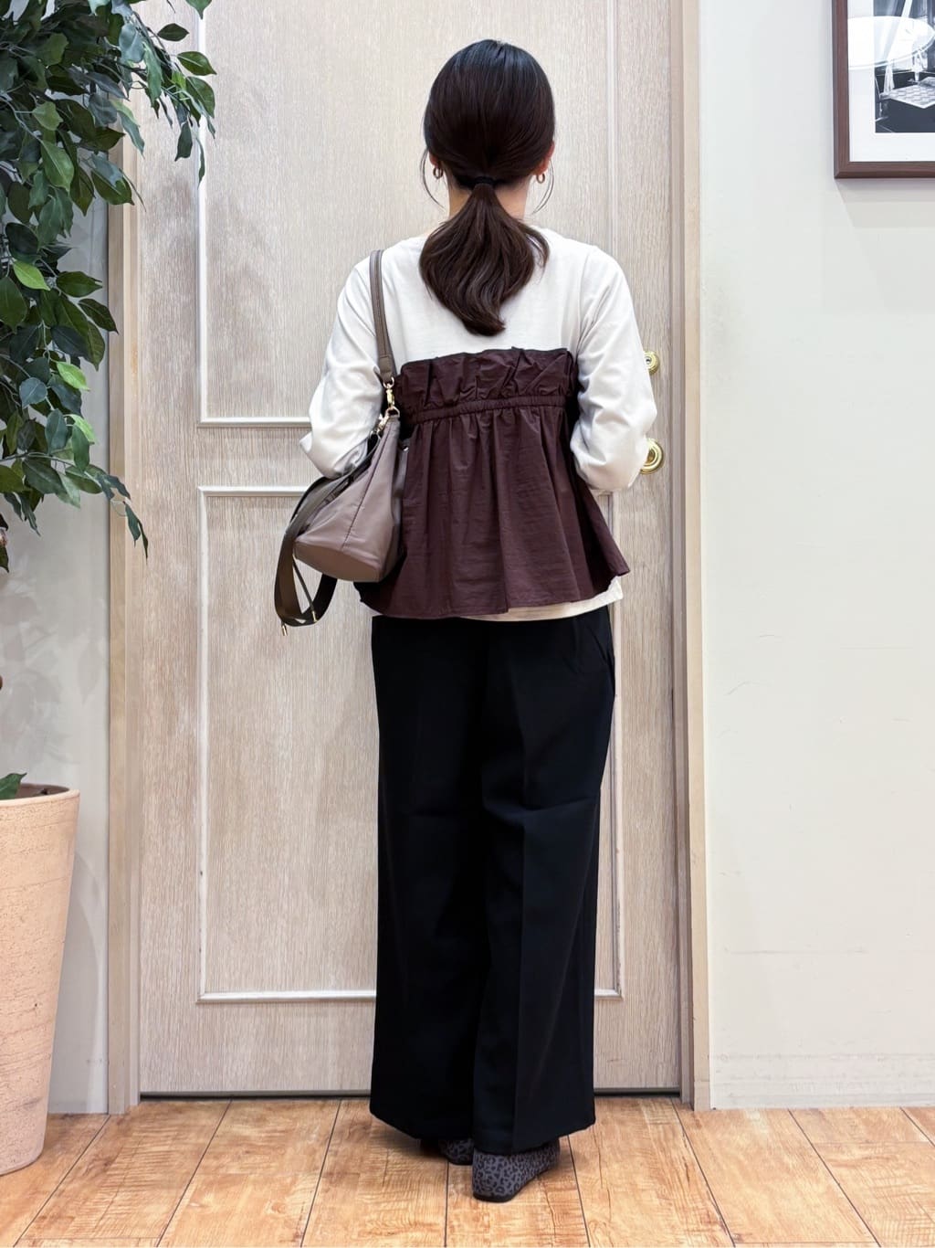 なみさんの「SHOO･LA･RUE｜【洗濯機可/S-LL】1枚で華やか フリルドッキングトップス」を使ったコーディネート