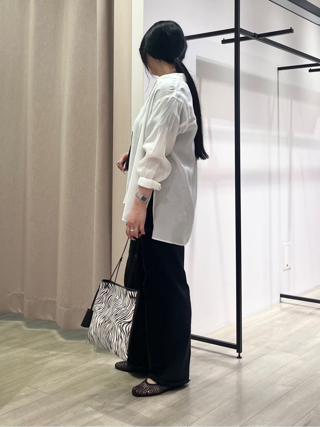 hasuさんの「INDIVI｜【体型カバー／清涼感】シアーオーバーシャツ」を使ったコーディネート