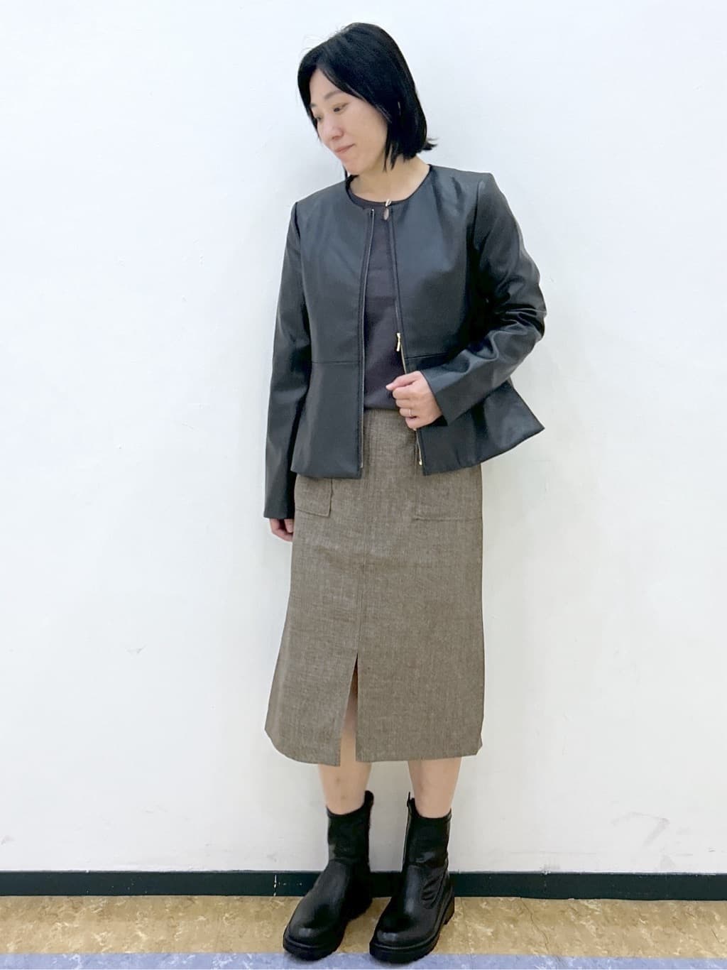 su.さんの「index｜パール調パーツ付きクルーネックニット【洗濯機OK】《8col／XS～3L》」を使ったコーディネート