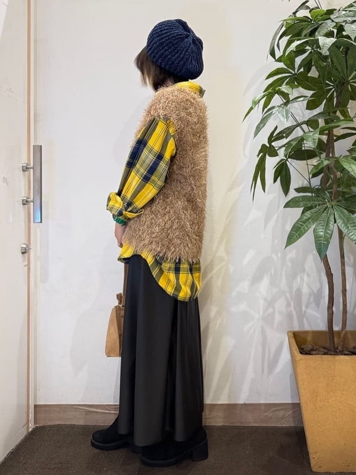 misakiさんの「SHOO･LA･RUE｜【2点セット/S-LL】大人のフェミニンカジュアルに ラメシャギーニットベスト+ロンT」を使ったコーディネート