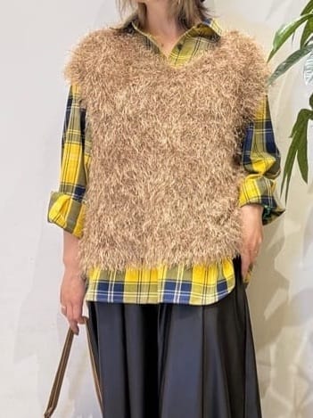 misakiさんの「SHOO･LA･RUE｜【2点セット/S-LL】大人のフェミニンカジュアルに ラメシャギーニットベスト+ロンT」を使ったコーディネート