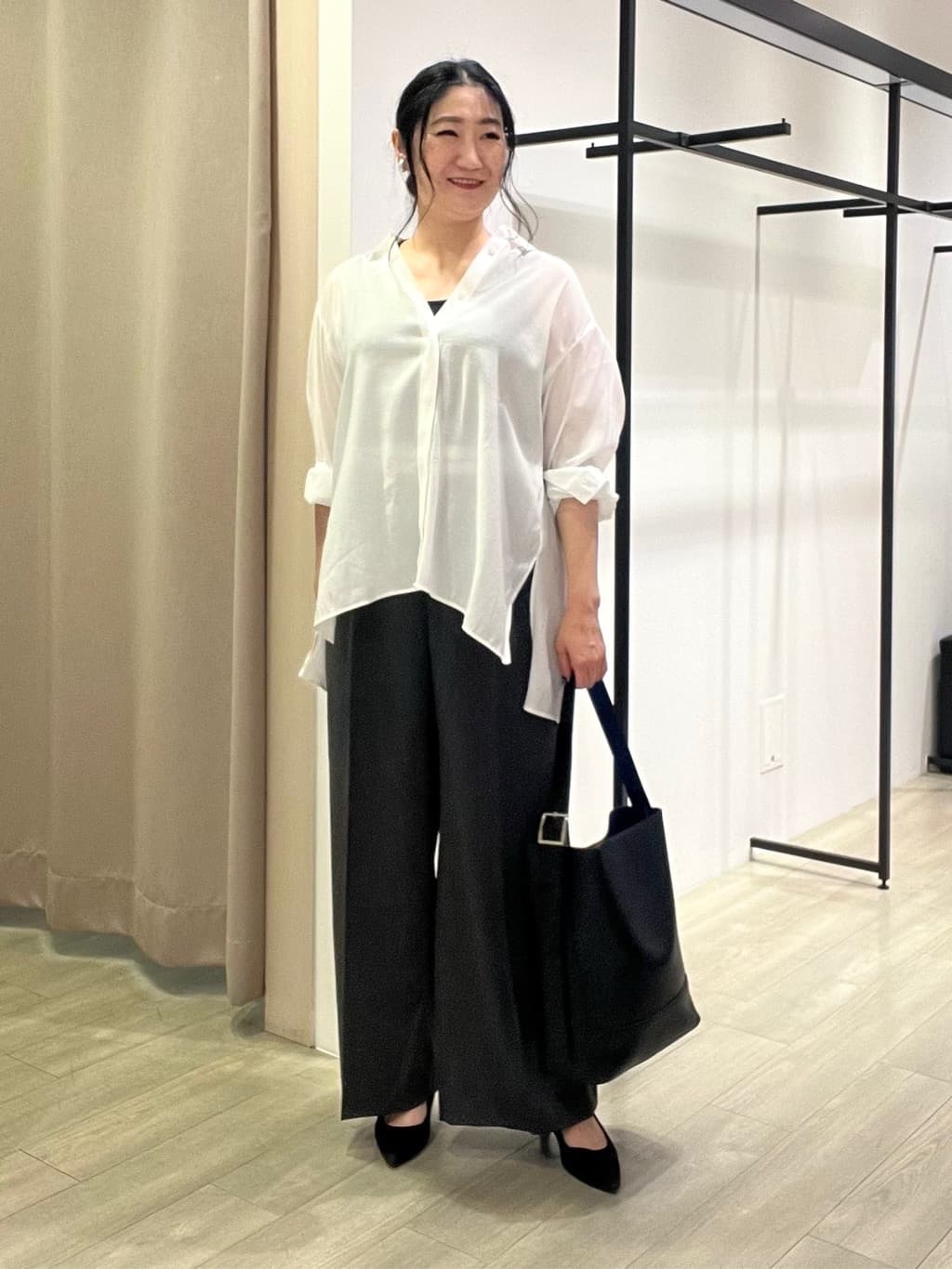 TOMOMIさんの「INDIVI｜【体型カバー／清涼感】シアーオーバーシャツ」を使ったコーディネート