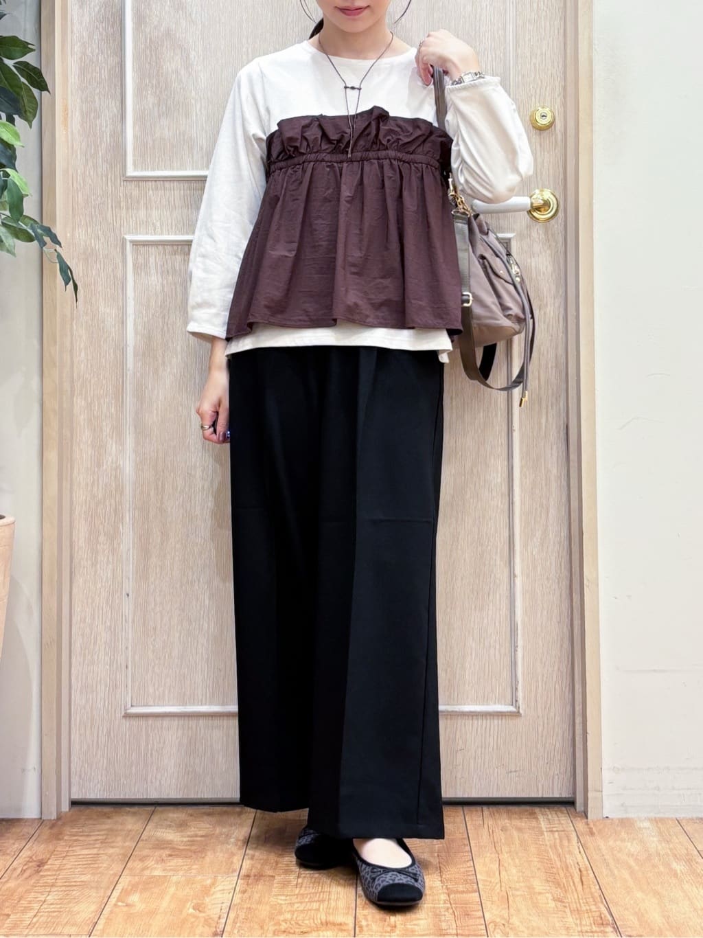 なみさんの「SHOO･LA･RUE｜【洗濯機可/S-LL】1枚で華やか フリルドッキングトップス」を使ったコーディネート