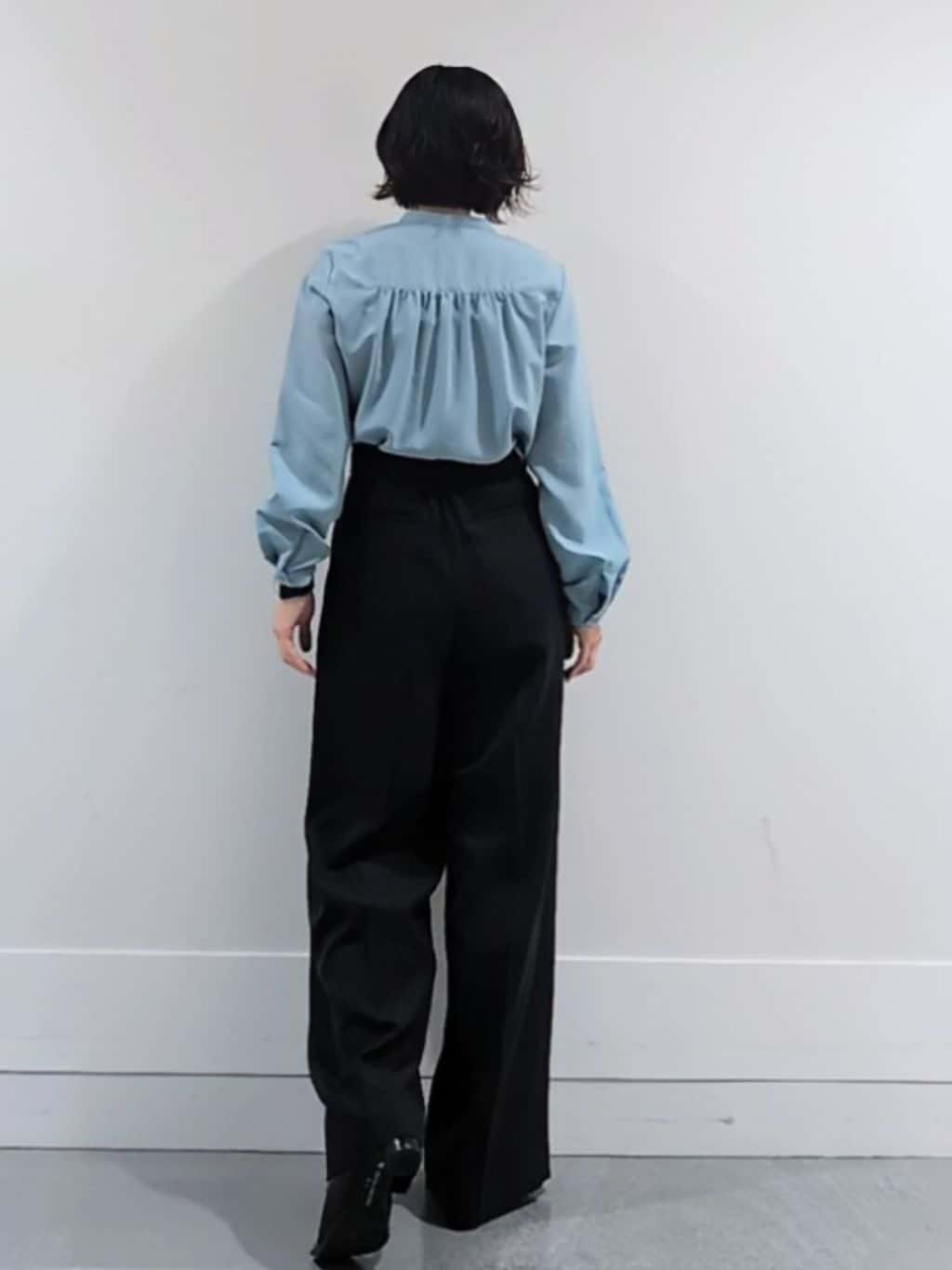 ミズタさんの「UNTITLED｜【1枚で着映え/オンオフ着回し】フリルサテンブラウス」を使ったコーディネート