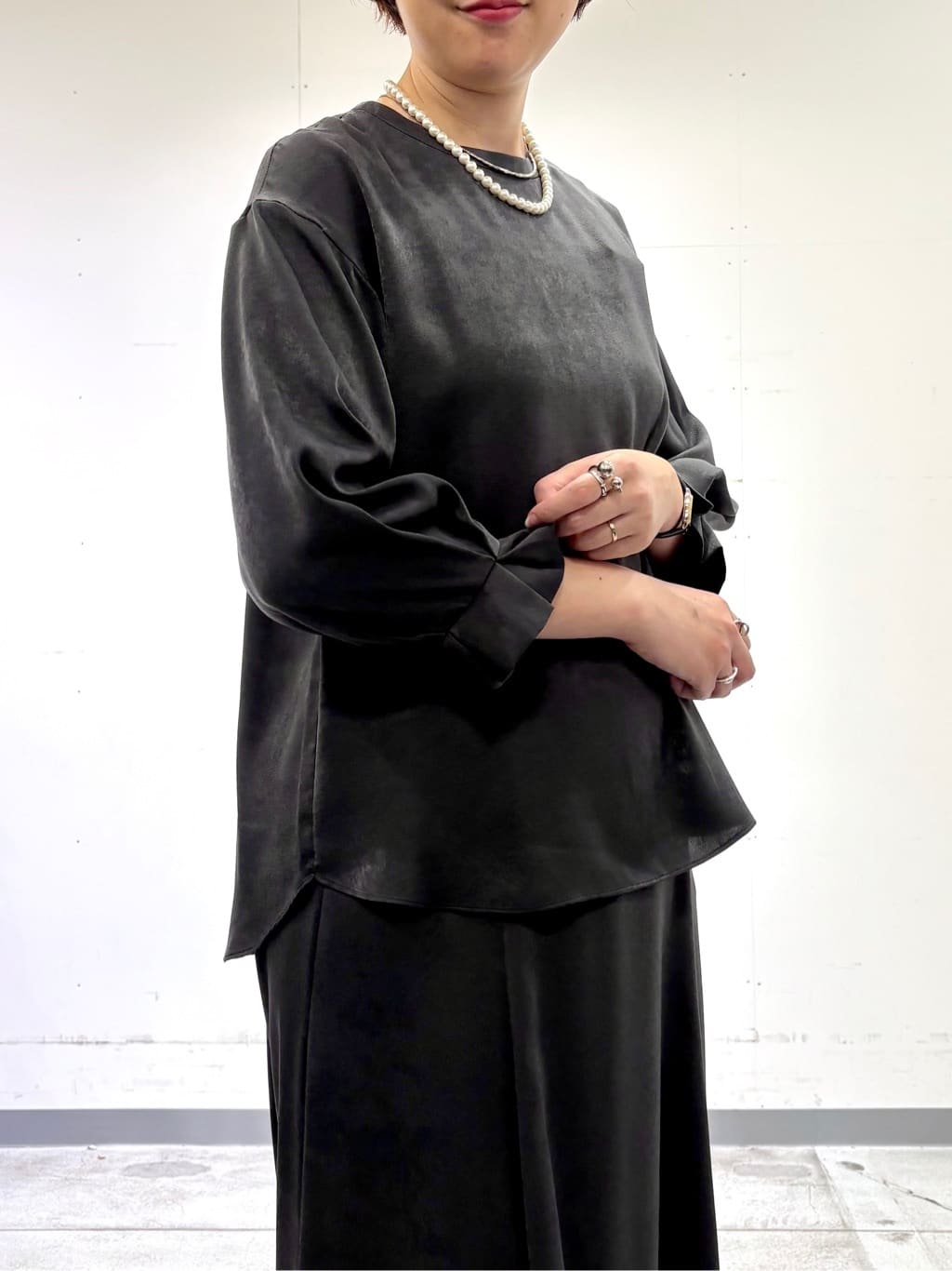 yuriさんの「INDIVI｜【セットアップ可能】スエード調サテンブラウス」を使ったコーディネート