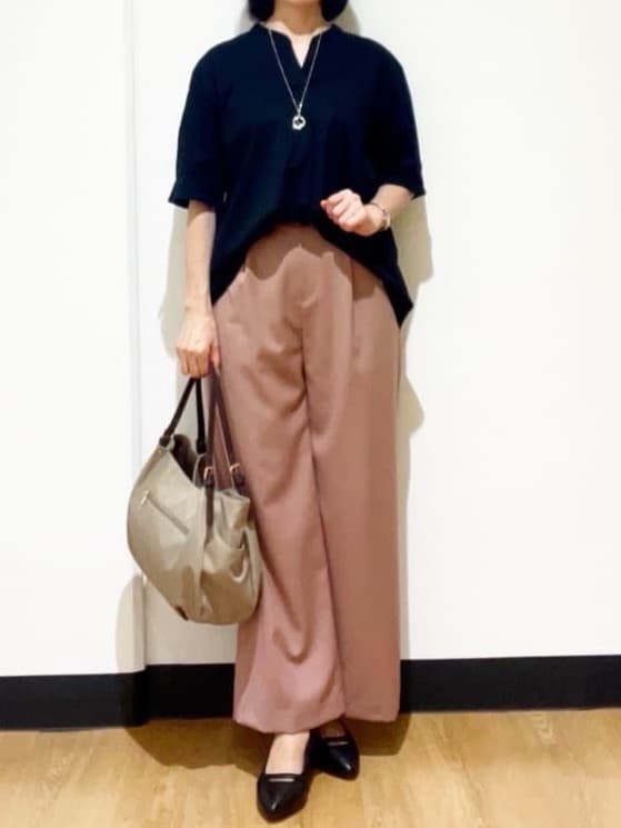 フクさんの「Reflect｜【すっきり見え！長め丈／マシンウォッシュ可】スキッパーネックジャージトップス」を使ったコーディネート