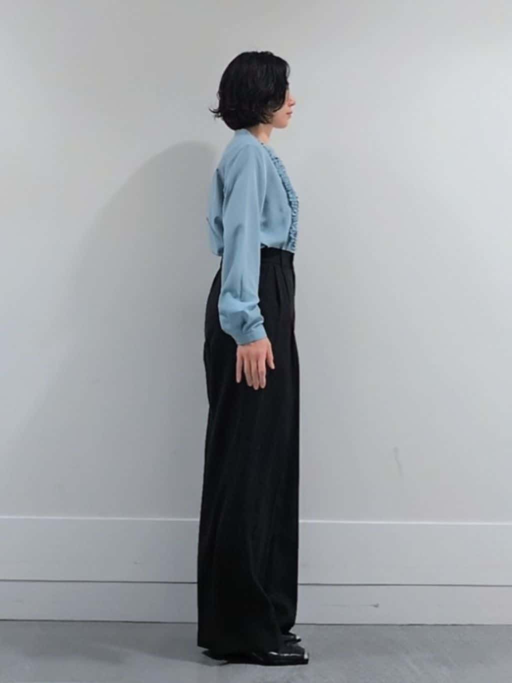 ミズタさんの「UNTITLED｜【1枚で着映え/オンオフ着回し】フリルサテンブラウス」を使ったコーディネート