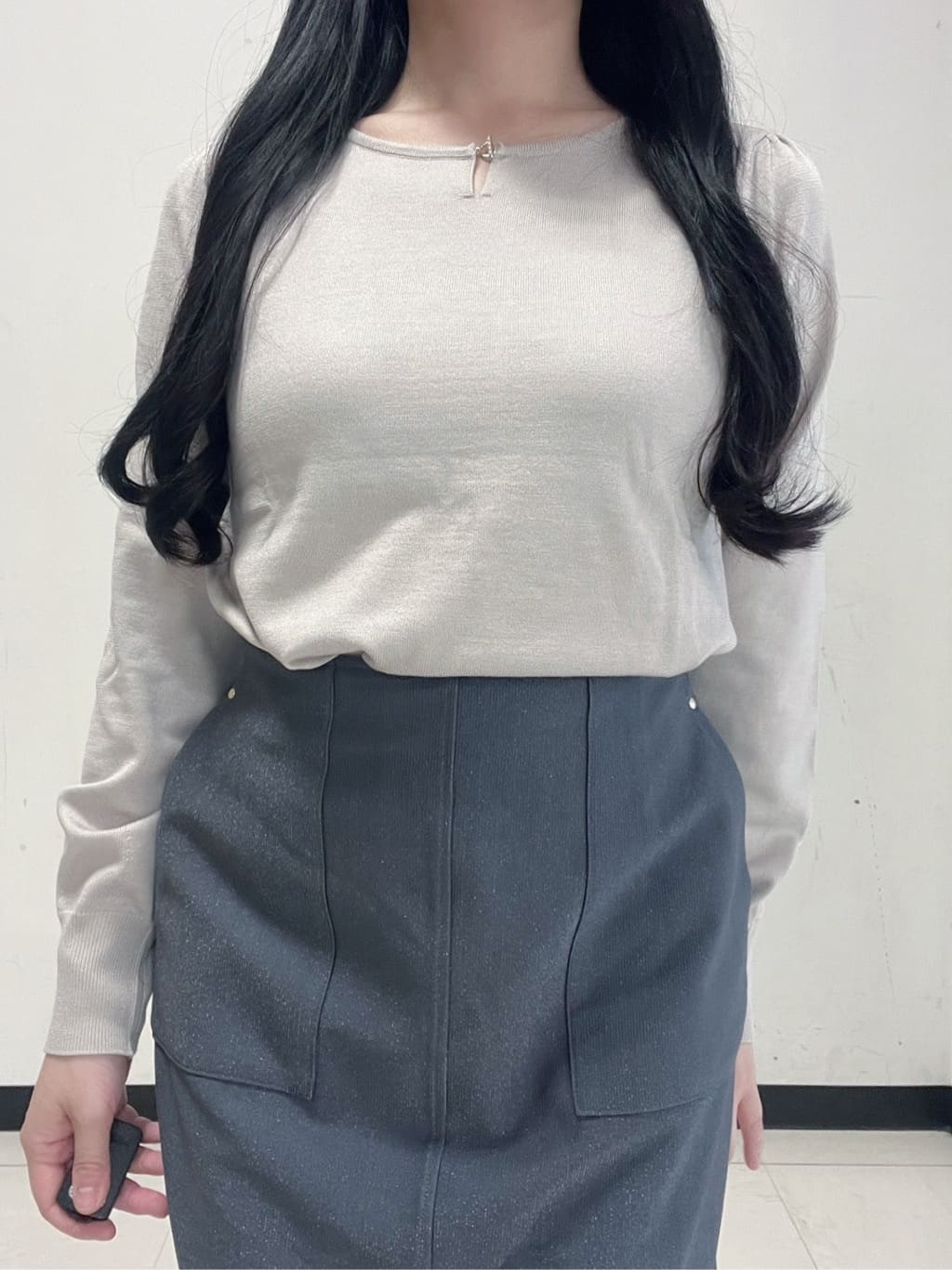 Hitomiさんの「index｜パール調パーツ付きクルーネックニット【洗濯機OK】《8col／XS～3L》」を使ったコーディネート