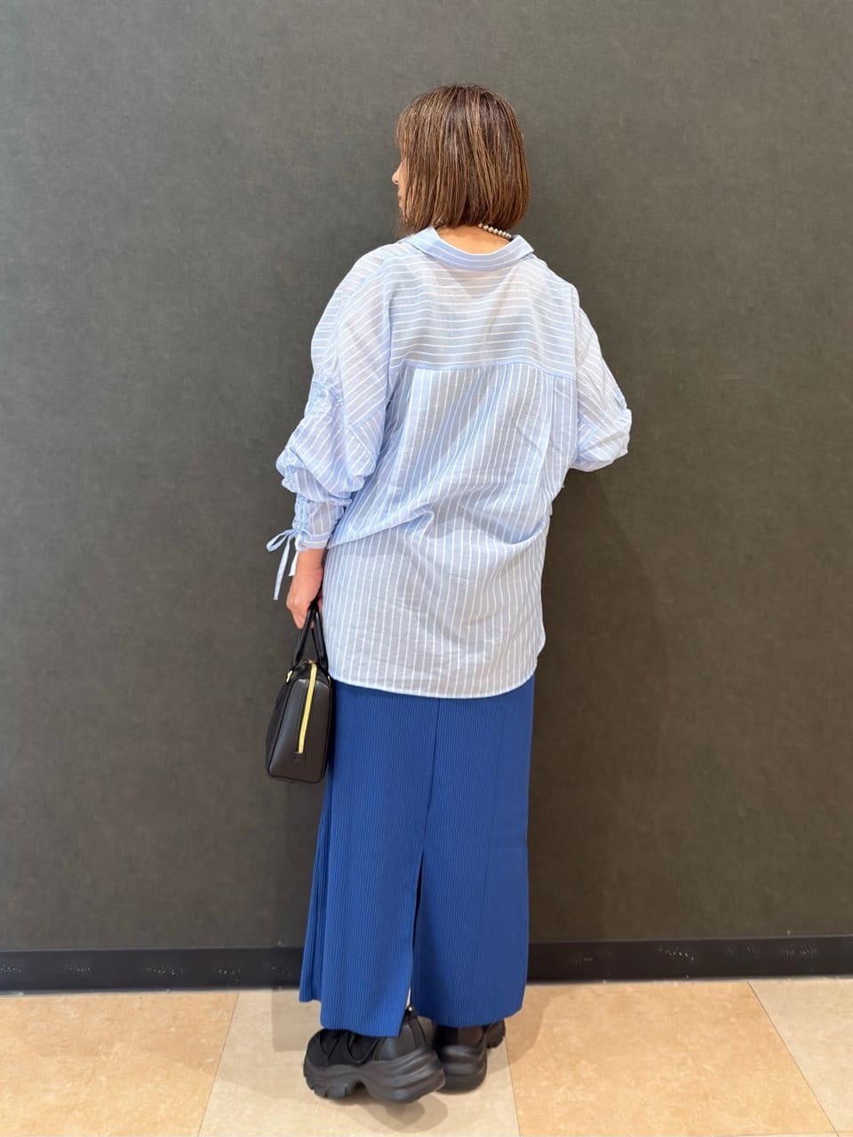 Megさんの「SHOO･LA･RUE｜【S-LL】程よい透け感 ストライプ柄 お袖ギャザーデザインシャツ」を使ったコーディネート