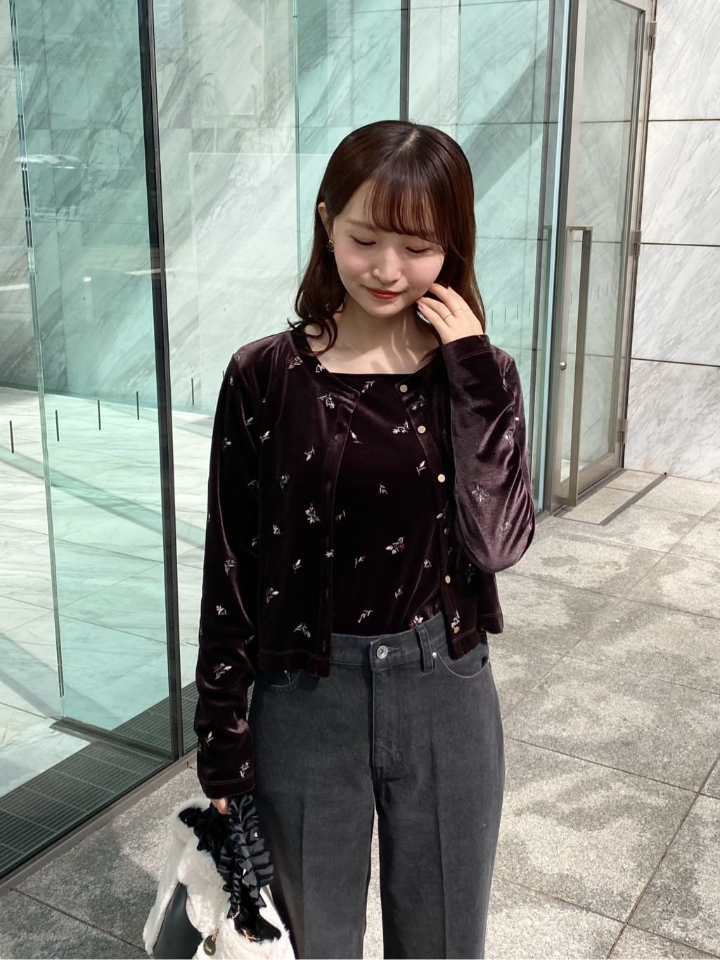 みさかさんの「index｜小花刺繍ベロアショートカーディガン【洗濯機OK】」を使ったコーディネート