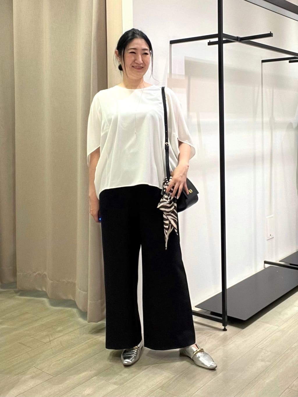 TOMOMIさんの「INDIVI｜【体型カバー/SETUP可能】ジョーゼット　ドルマンブラウス」を使ったコーディネート