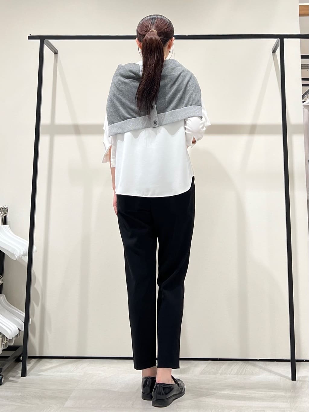 T.Kさんの「INDIVI｜【羽織りとしても活躍！】ケープカラーブラウス」を使ったコーディネート