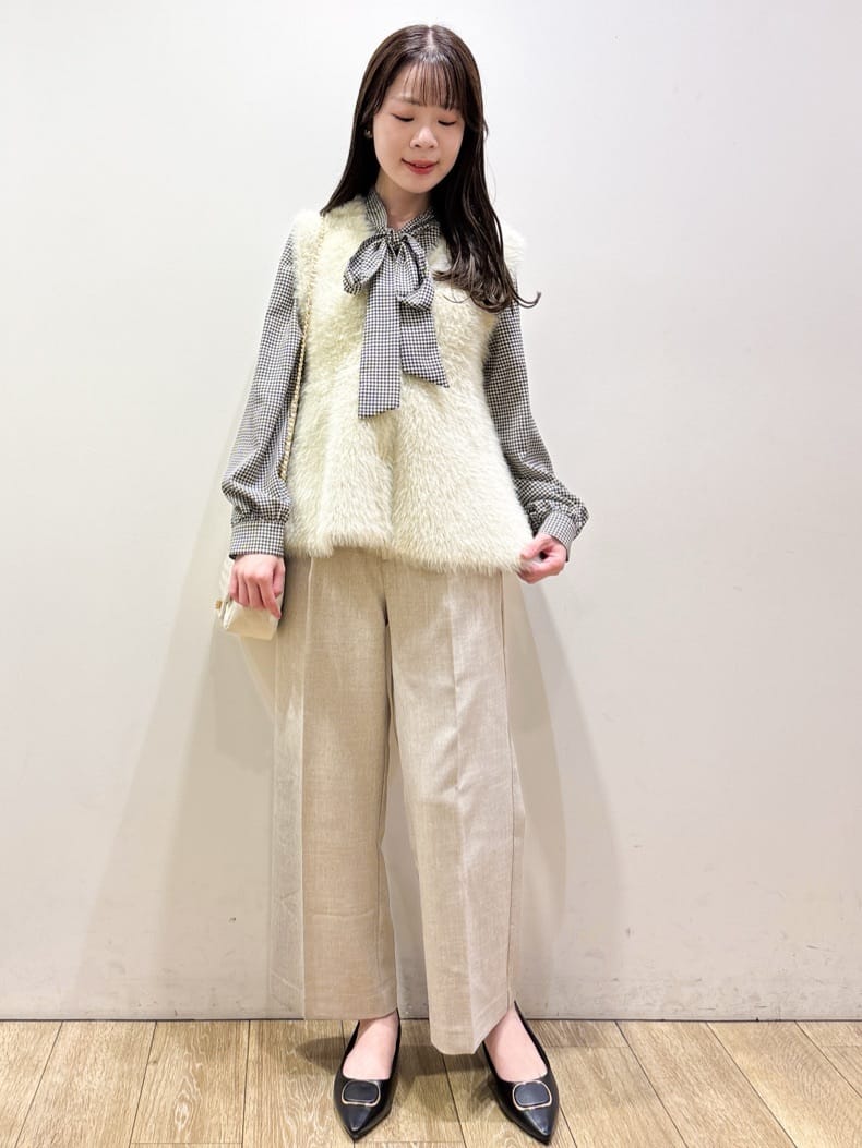 ayaさんの「index｜《andGIRL掲載》フェザーペプラムジレ【洗濯機OK／抗ピル】」を使ったコーディネート