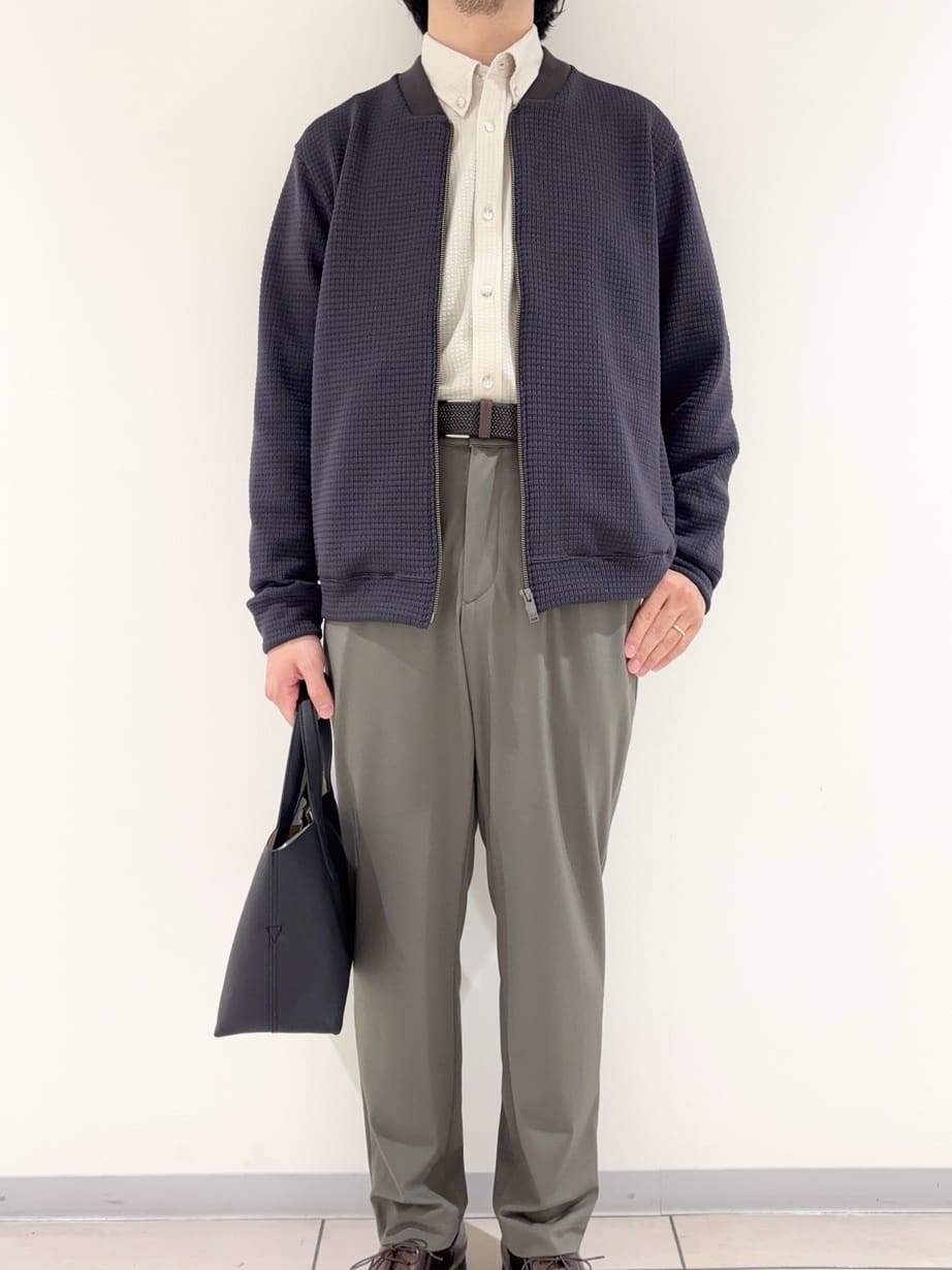 及川さんの「TAKEO KIKUCHI｜サイドゴアウエスト スリム スラックス」を使ったコーディネート