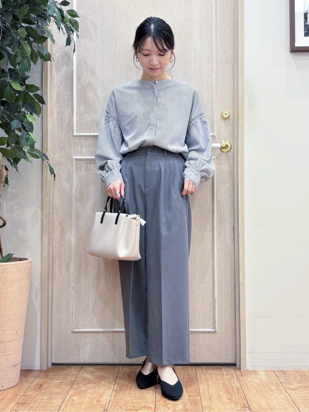 なみさんの「SHOO･LA･RUE｜【洗濯機可/S-LL】すっきり上品きれい見え タックワイドパンツ」を使ったコーディネート