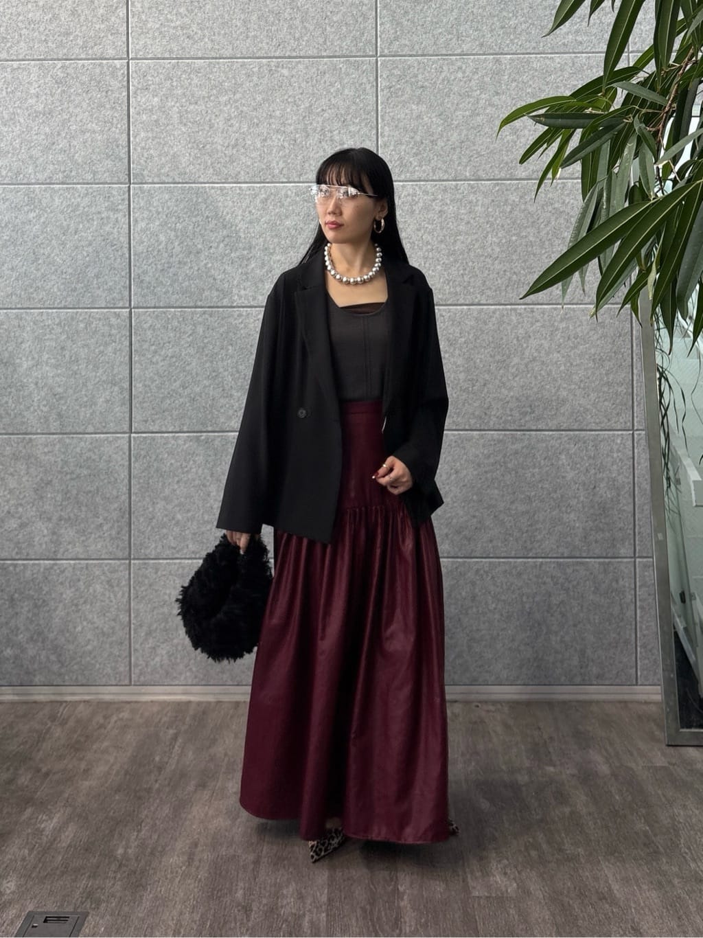 rinaさんの「INDIVI｜レザーライクマキシスカート」を使ったコーディネート