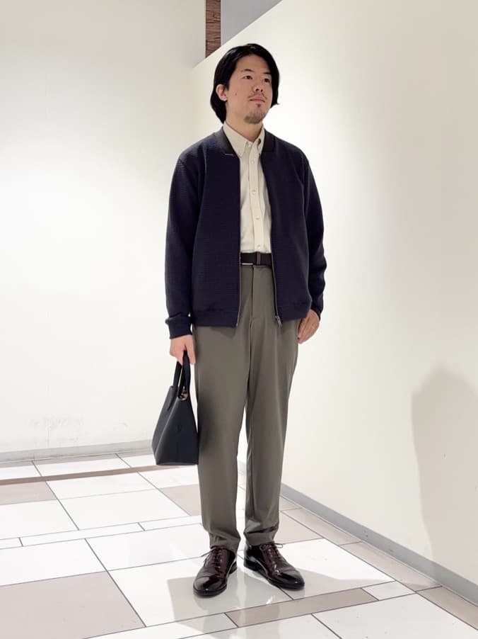 及川さんの「TAKEO KIKUCHI｜サイドゴアウエスト スリム スラックス」を使ったコーディネート