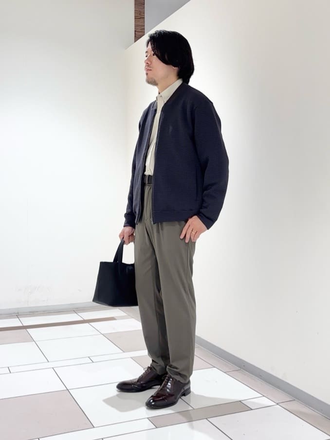 及川さんの「TAKEO KIKUCHI｜サイドゴアウエスト スリム スラックス」を使ったコーディネート