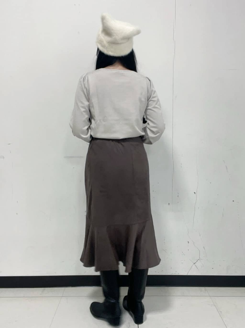 Hitomiさんの「index｜パール調パーツ付きクルーネックニット【洗濯機OK】《8col／XS～3L》」を使ったコーディネート