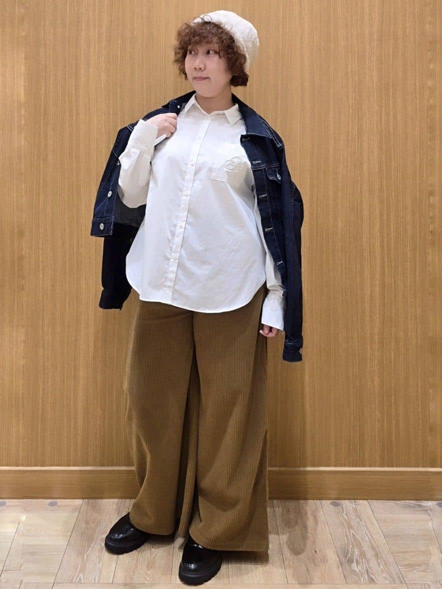 ゆきをさんの「OPAQUE.CLIP｜ポケット刺繍レギュラーカラーシャツ【洗濯機OK】」を使ったコーディネート