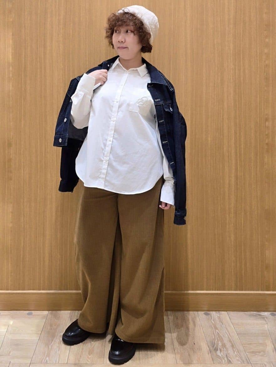 ゆきをさんの「OPAQUE.CLIP｜ポケット刺繍レギュラーカラーシャツ【洗濯機OK】」を使ったコーディネート