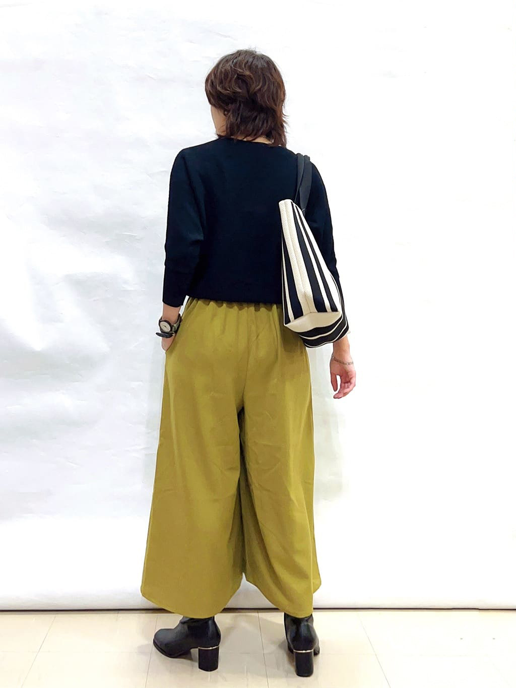 まっつんさんの「SHOO･LA･RUE｜【S-LL/2点セット】脚のラインを拾いにくい ベルト付きタックスカーチョパンツ」を使ったコーディネート