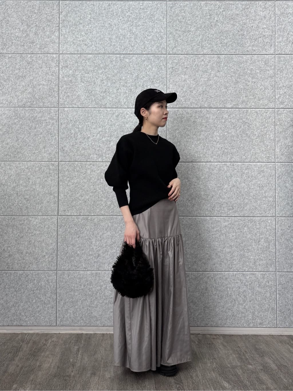 ひなさんの「INDIVI｜レザーライクマキシスカート」を使ったコーディネート