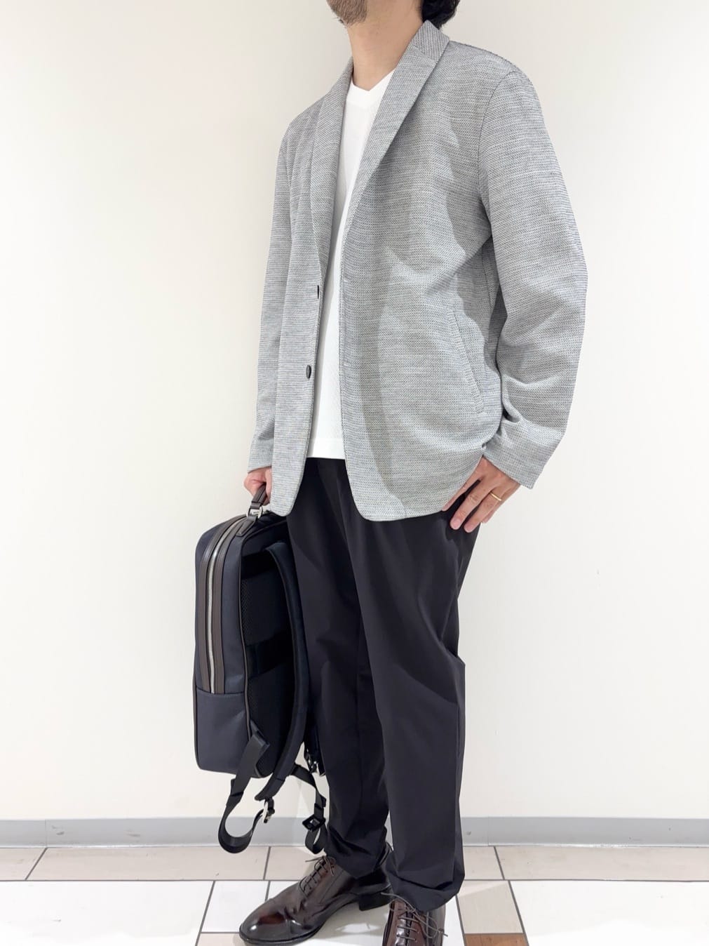 及川さんの「TAKEO KIKUCHI｜【尾州織】ショールカラー カーディガン」を使ったコーディネート