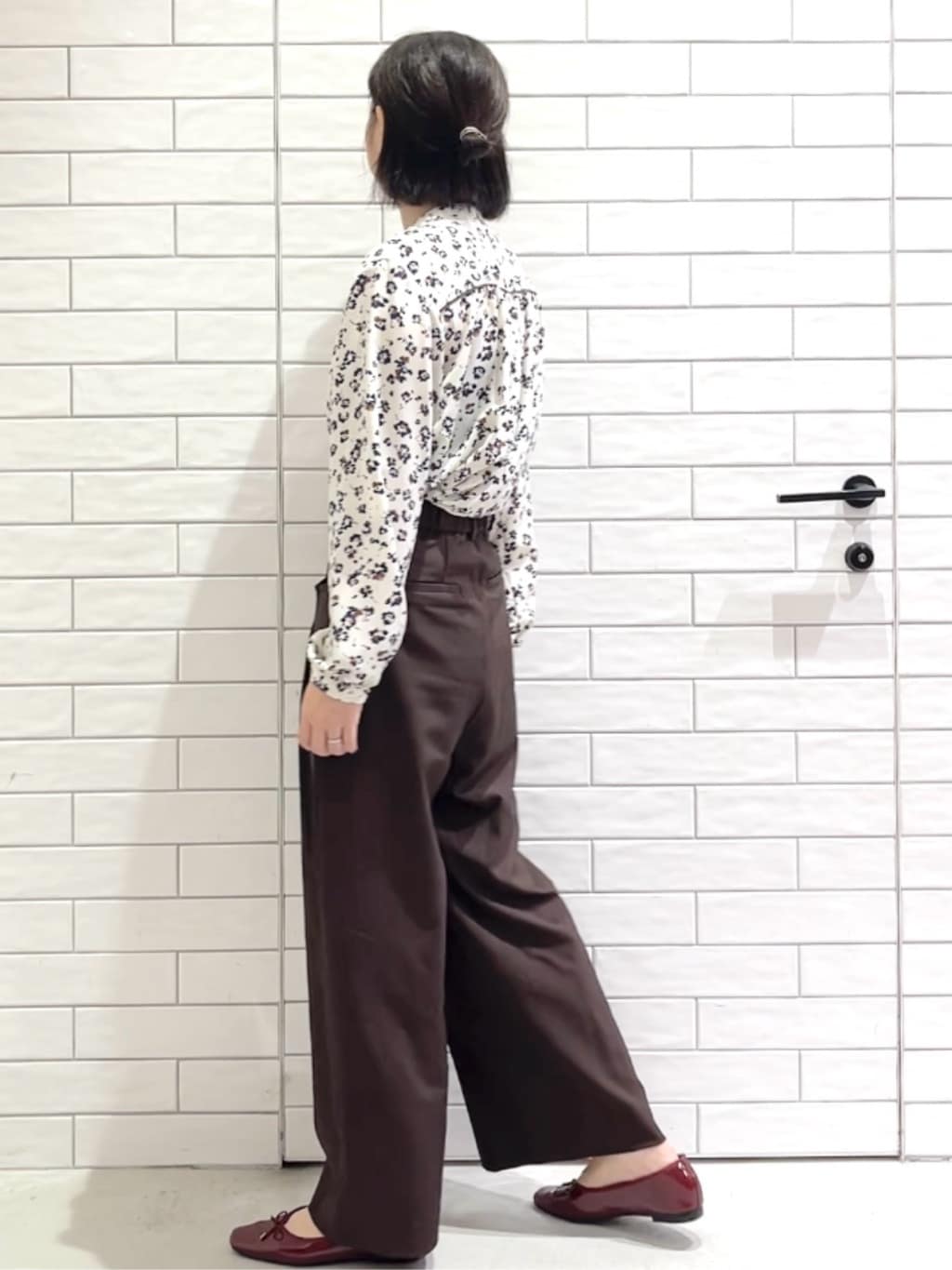 しおりさんの「OPAQUE.CLIP｜フラワープリントブラウス【洗濯機OK】」を使ったコーディネート