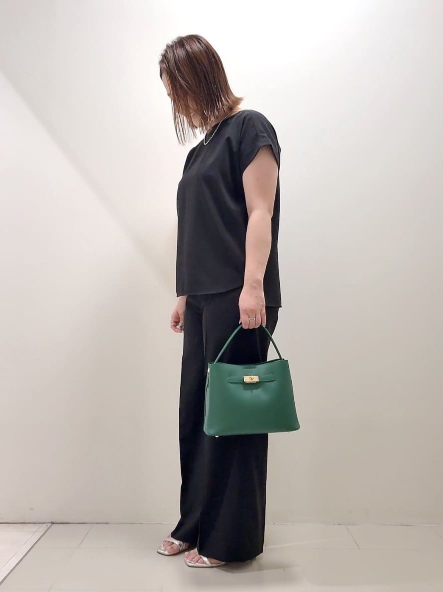 YUIさんの「UNTITLED｜【セットアップ可/はっ水/通勤】リラククール 半袖ブラウス」を使ったコーディネート