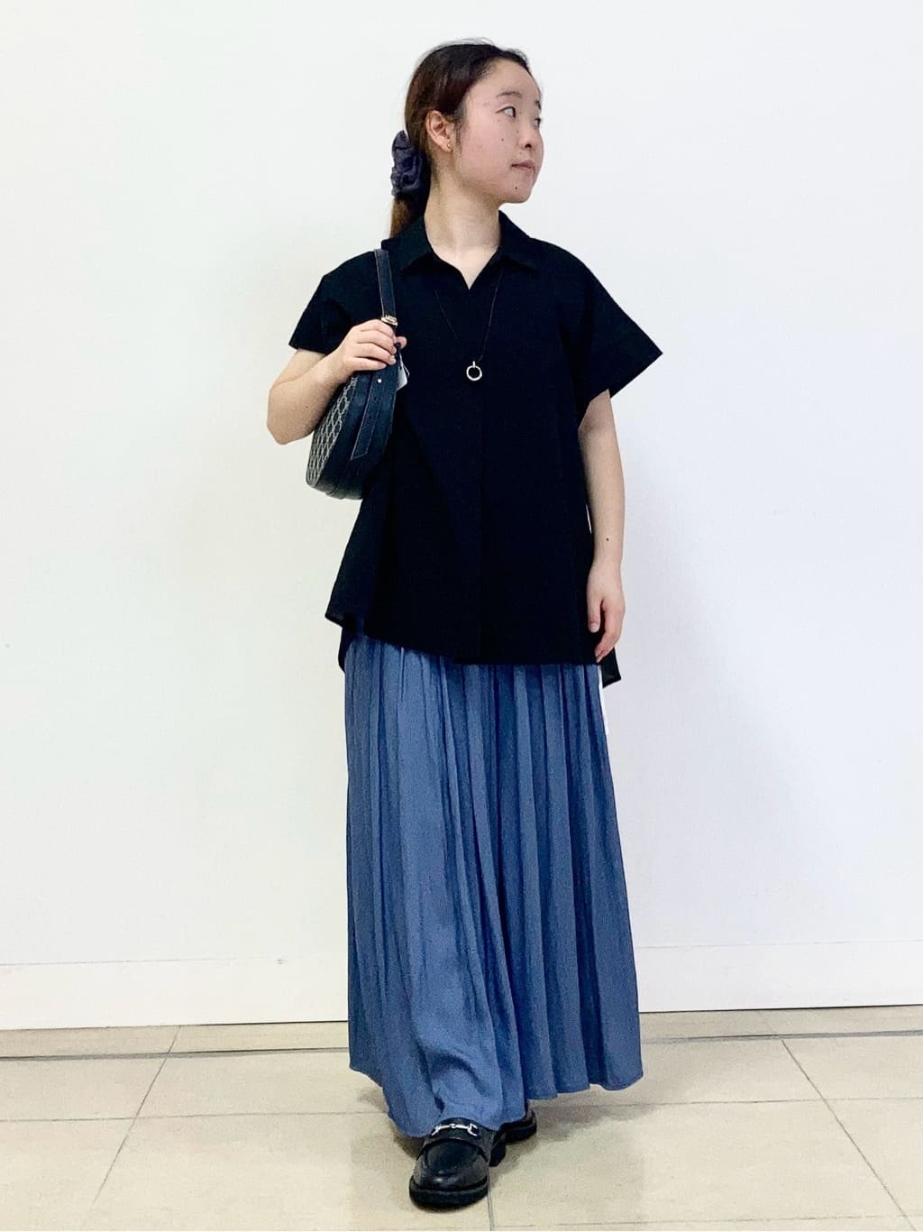tomominさんの「Reflect｜【二の腕さりげなくカバー】シャツ衿オフボディブラウス」を使ったコーディネート