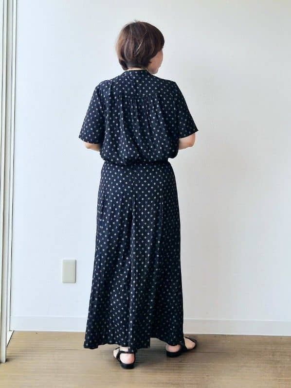 やじまさんの「UNTITLED｜【セットアップ可/リラクシー/通勤】スクエアジオメ柄ブラウス」を使ったコーディネート