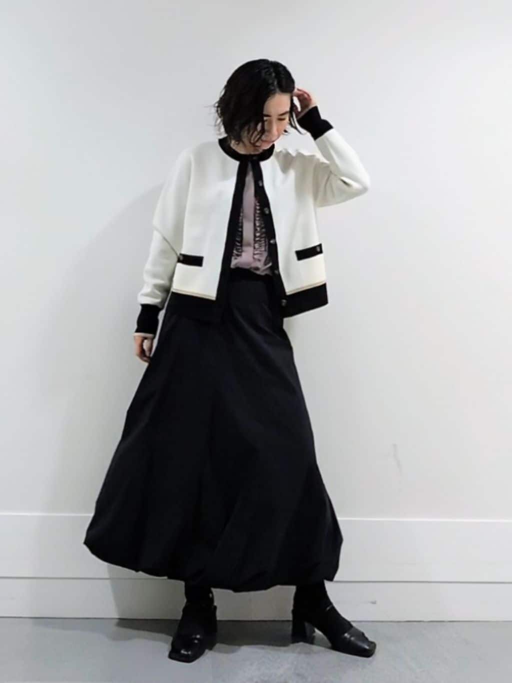 ミズタさんの「UNTITLED｜【1枚で着映え/オンオフ着回し】フリルサテンブラウス」を使ったコーディネート