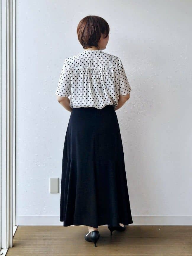 やじまさんの「UNTITLED｜【セットアップ可/リラクシー/通勤】スクエアジオメ柄ブラウス」を使ったコーディネート