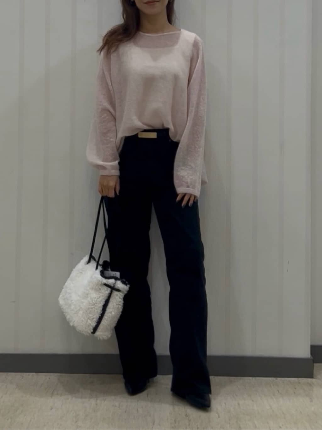 𝑹𝑶𝑴𝑰さんの「INDIVI｜【キッドモヘヤ素材】ラウンドヘムニット」を使ったコーディネート