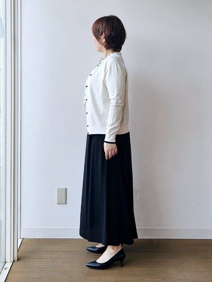 やじまさんの「UNTITLED｜【セットアップ可/リラクシー/通勤】スクエアジオメ柄ブラウス」を使ったコーディネート
