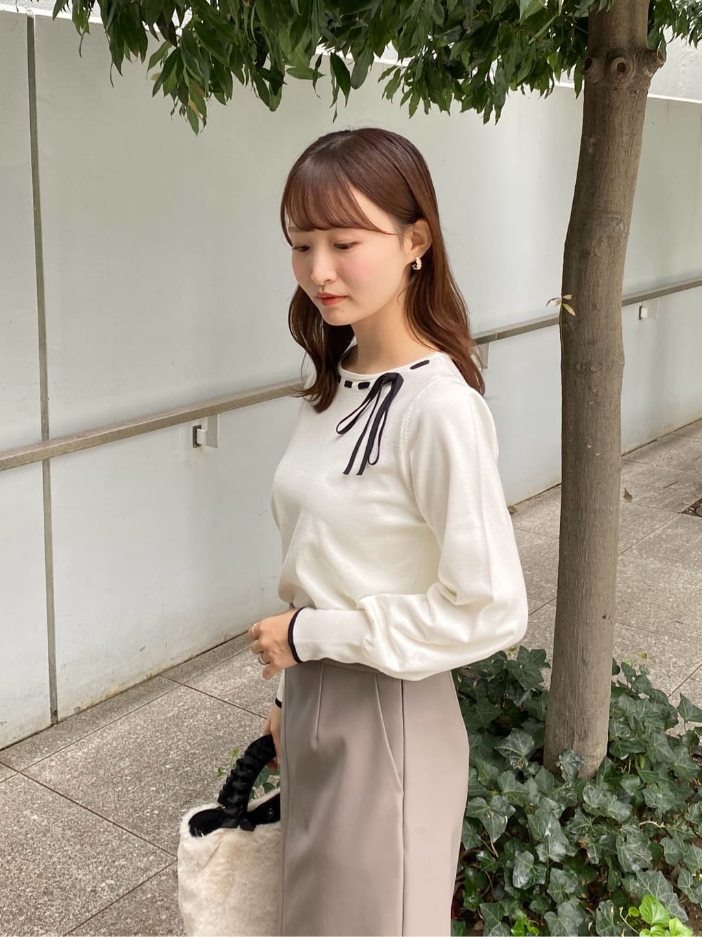 みさかさんの「index｜レザー調ストレッチAラインロングスカート【洗える】」を使ったコーディネート