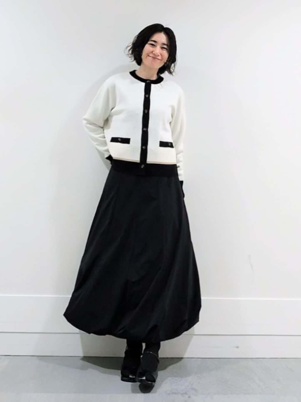 ミズタさんの「UNTITLED｜【1枚で着映え/オンオフ着回し】フリルサテンブラウス」を使ったコーディネート