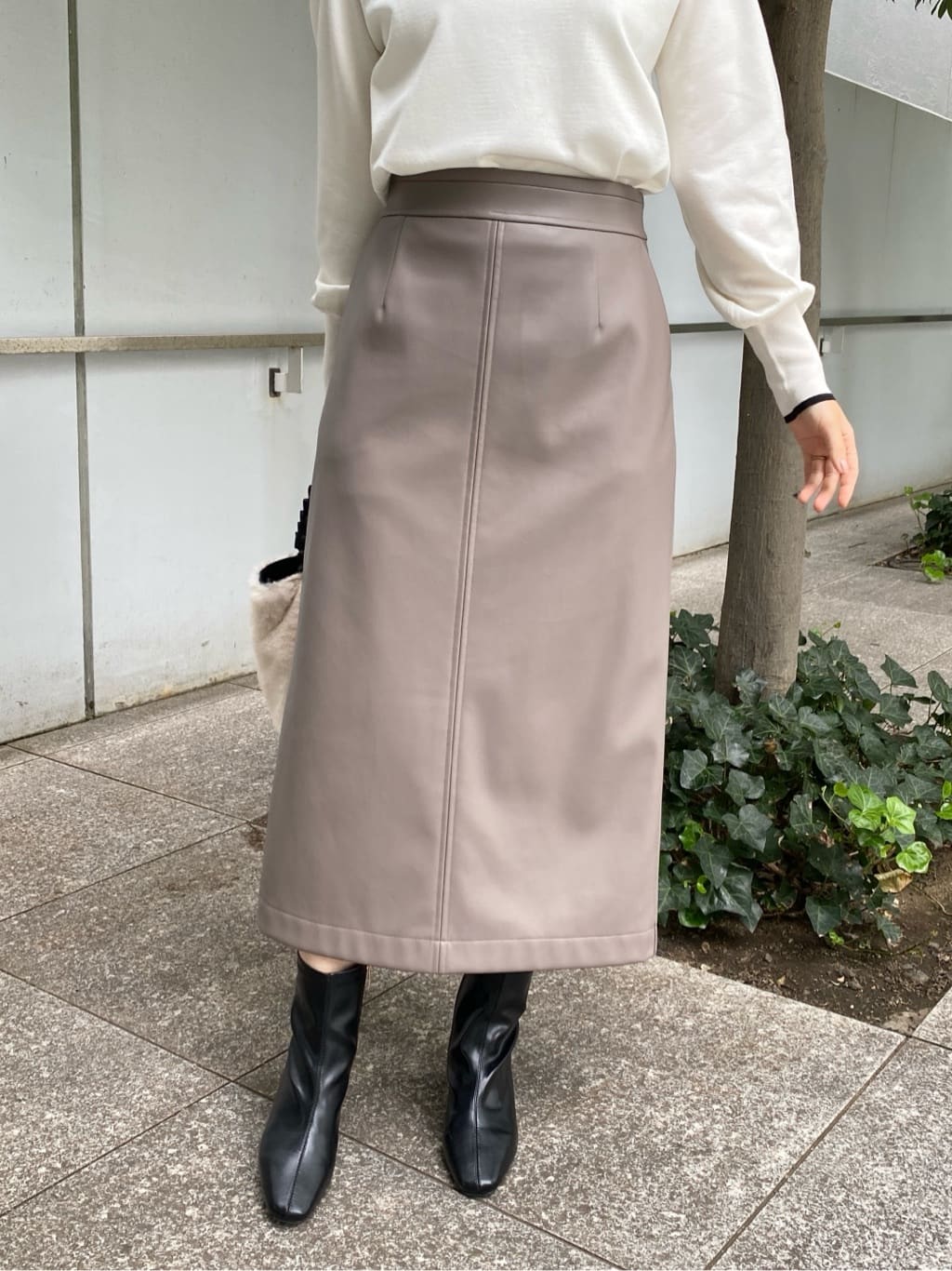 みさかさんの「index｜レザー調ストレッチAラインロングスカート【洗える】」を使ったコーディネート