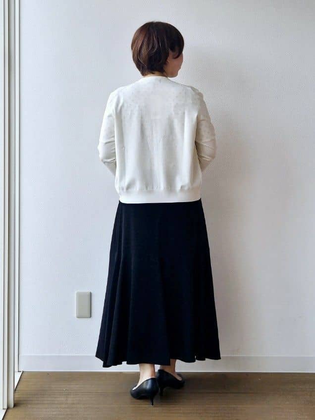 やじまさんの「UNTITLED｜【セットアップ可/リラクシー/通勤】スクエアジオメ柄ブラウス」を使ったコーディネート